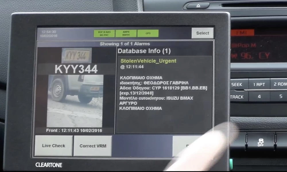 Νέο «εργαλείο» στα περιπολικά της ΕΛΑΣ – Ετσι σκανάρουν τις πινακίδες μας (βίντεο)